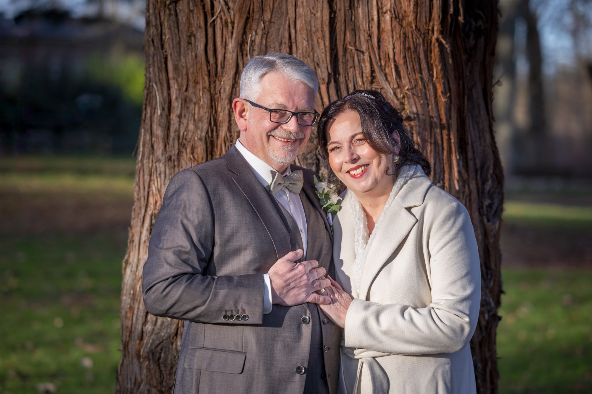 Brautpaar hält sich im Arm während des Brautpaarshootings
